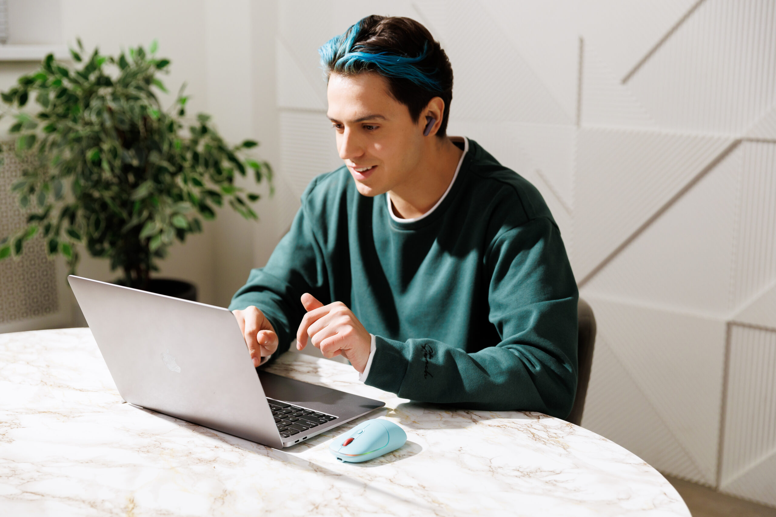 How to connect a wireless mouse to a laptop